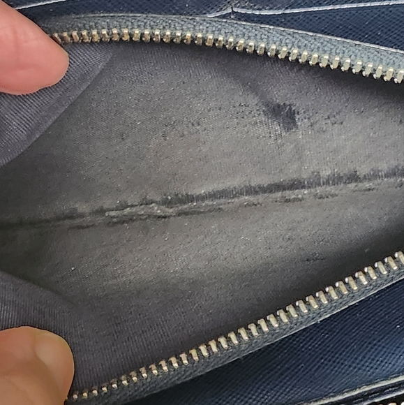 AUTHENTIC Large Zip Around Wallet EXCELLENT CONDITION. - Picture 3 of 16